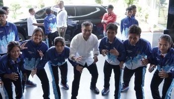Melepas Kontingen Kota Tebing Tinggi yang akan bertanding dalam Popprovsu (Pekan Olahraga Pelajar Provinsi Sumatera Utara), Rabu (26/06/2024),