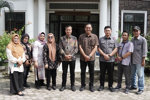 Menyambut HUT (Hari Ulang Tahun) Kota Tebing Tinggi ke 107 tahun, Pemerintah Kota Tebing Tinggi melalui Kecamatan Rambutan menggelar pangkas gratis bagi anak-anak di lingkungan Kecamatan Rambutan,