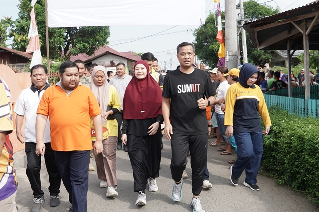 DSC05710_2 Penjabat (Pj.) Wali Kota Tebing Tinggi Dr. Moettaqien Hasrimi, S.STP., M.Si. didampingi Pj. Ketua TP PKK Ny. dr. Dara Caprina Moettaqien Hasrimi dan Plt. Sekdako H. Kamlan Mursyid, S.H., M.M., CGCAE, melakukan giat gotong royong sekaligus peninjauan Posyandu Prima, dalam rangka Jumat Bersih, di Kelurahan Satria dan Kelurahan Damar Sari, Jumat (28/06/2024).