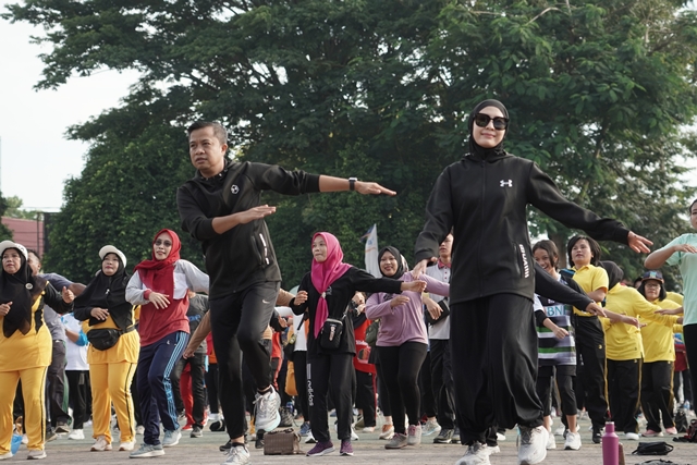 Dalam rangka memeriahkan HUT (Hari Ulang Tahun) Kota Tebing Tinggi ke-107 tahun, Pemerintah Kota (Pemko) Tebing Tinggi melalui Dinas Kesehatan, Damkar dan Penyelamatan, Bagian Kesra Setdako dan stakeholder terkait lainnya, menggelar berbagai rangkaian acara. Mulai dari pangkas gratis yang digelar pada Kamis lalu (27/6/2024),