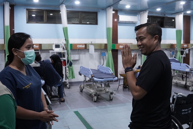 DSC06097 Penjabat (Pj) Wali Kota Tebing Tinggi, Dr. Moettaqien Hasrimi, S.STP, M.Si membesuk salah seorang stafnya yang sedang menjalani perawatan di Rumah Sakit Kumpulan Pane Tebing Tinggi, Sabtu malam (29/6/2024).