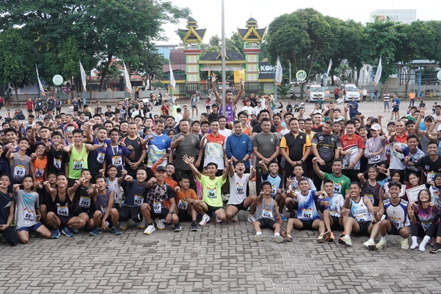 Penjabat (Pj) Wali Kota Tebing Tinggi, Dr. Moettaqien Hasrimi, S.STP, M.Si dan Kapolres Tebing Tinggi, AKBP Andreas LJ Tambupolon melepas peserta Fun Run 10K dan 5K piala Pj. Wali Kota Tebing Tinggi Dr. Moettaqien Hasrimi, S.STP, M.Si, dan Kapolres Tebing Tinggi, AKBP Andreas LJ Tampubolon, yang digelar dalam rangka HUT Kota Tebing Tinggi ke-107 dan HUT Bhayangkara ke- 78 tahun, Minggu (30/06/2024) bertempat di Lapangan Merdeka Kota Tebing Tinggi.