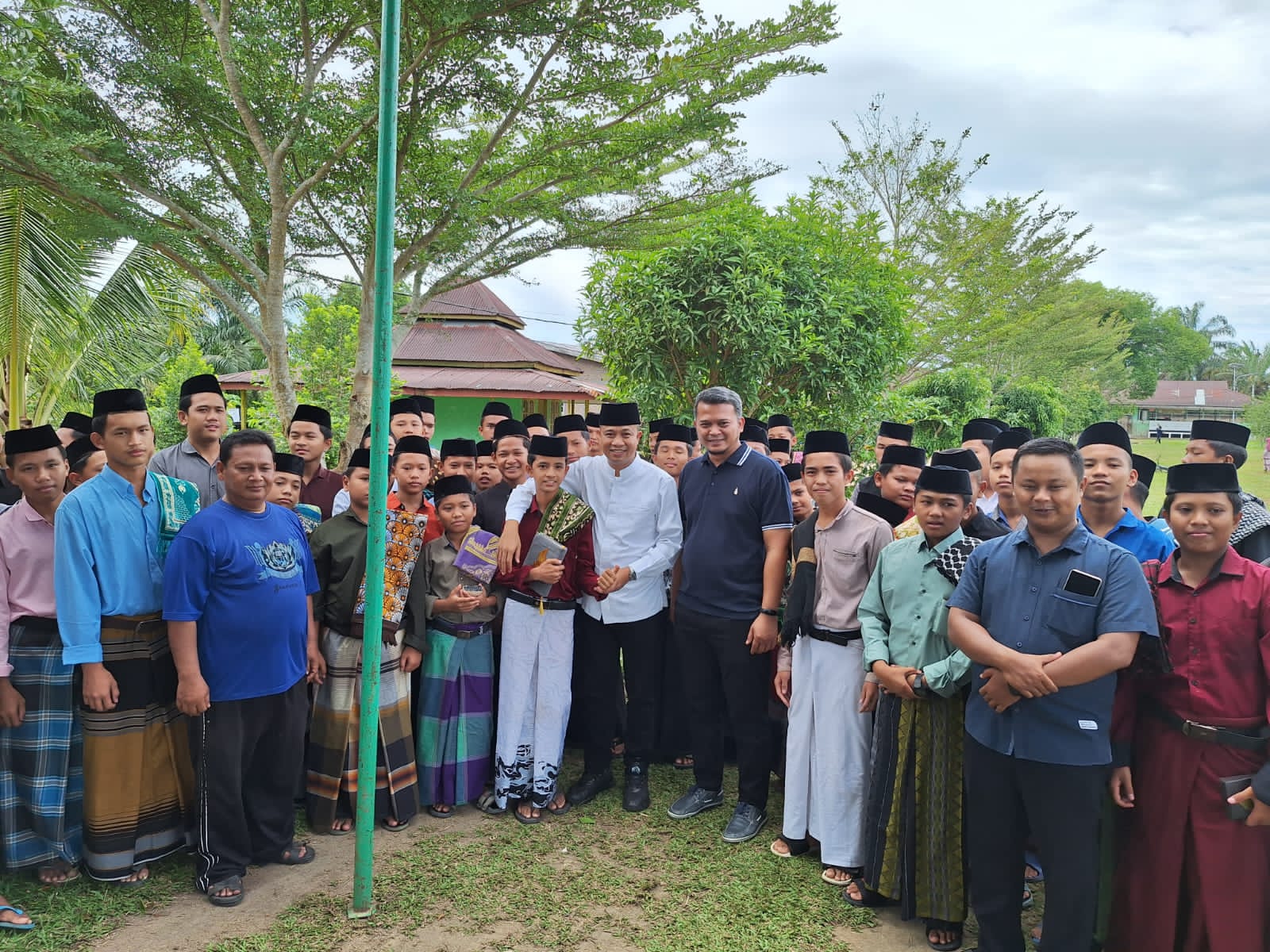 IMG-20240617-WA0043 Penjabat (Pj.) Wali Kota Tebing Tinggi Dr. Moettaqien Hasrimi, S.STP., M.Si. meriahkan Idul Adha bersama para santri dengan berbagai games dan berbagi hadiah sekaligus meninjau langsung Penyembelihan Hewan Qurban di Pondok Pesantren Modern Al Hasyimiyah Kota Tebing Tinggi,