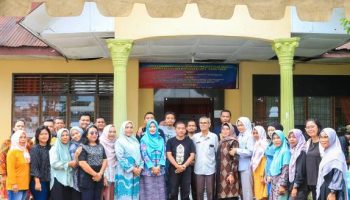 WhatsApp Image 2024-06-29 at 17.03.17 Pelaksana Tugas (Plt.) Sekretaris Daerah (Sekda) Kota Tebing Tinggi H. Kamlan Mursyid, S.H., M.M. melepas purna bakti Ibu Dra. Sri Wahyuni dengan jabatan terakhir sebagai Kepala Dinas (Kadis) Pemberdayaan Perempuan, Perlindungan Anak Dan Pemberdayaan Masyarakat (P3APM), Jumat (28/06/2024)