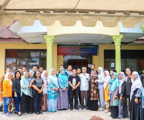 WhatsApp Image 2024-06-29 at 17.03.17 Pelaksana Tugas (Plt.) Sekretaris Daerah (Sekda) Kota Tebing Tinggi H. Kamlan Mursyid, S.H., M.M. melepas purna bakti Ibu Dra. Sri Wahyuni dengan jabatan terakhir sebagai Kepala Dinas (Kadis) Pemberdayaan Perempuan, Perlindungan Anak Dan Pemberdayaan Masyarakat (P3APM), Jumat (28/06/2024)