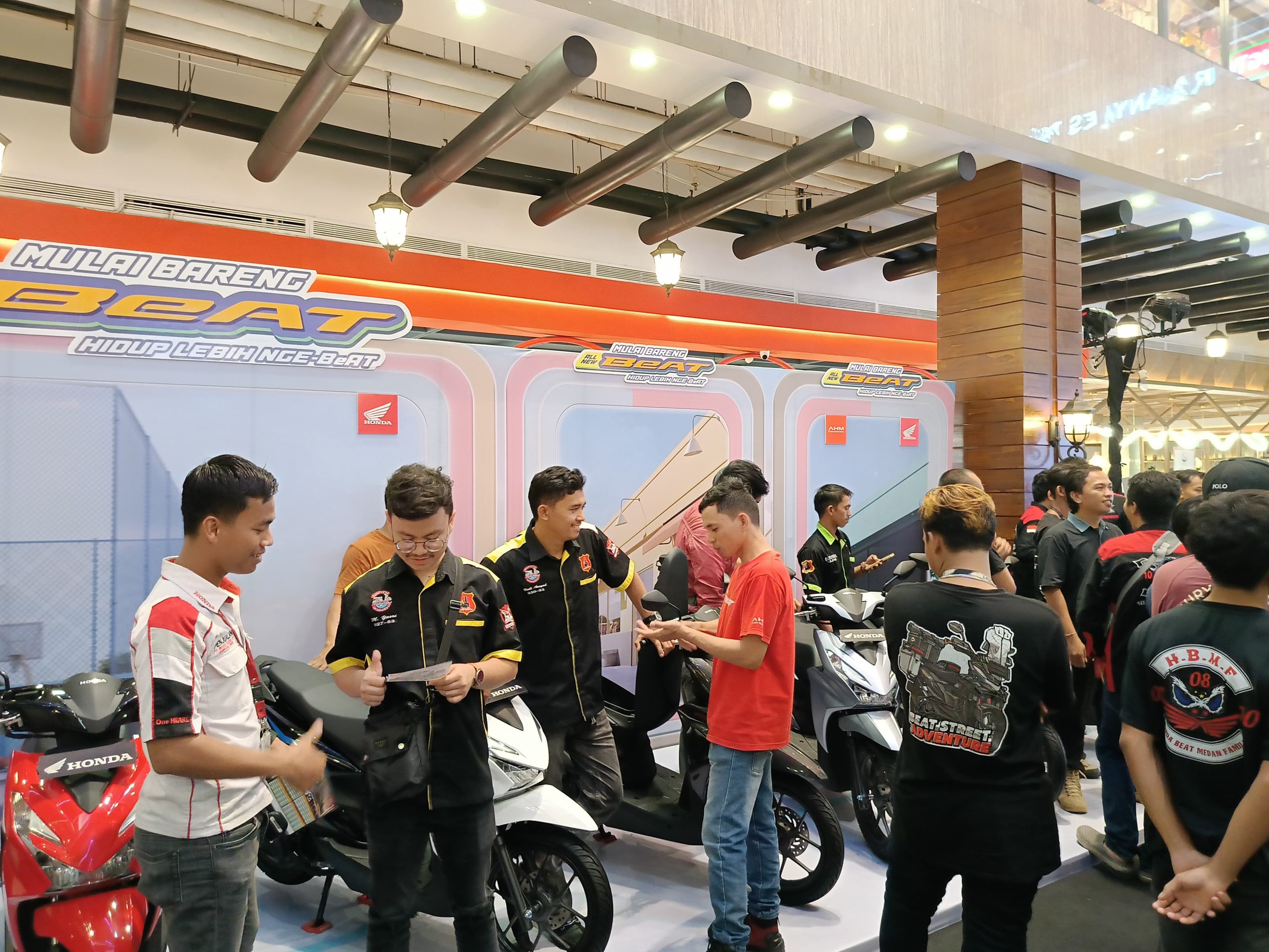 d1198a99-1b50-4eb8-9eb6-373f3283c3a2 Euforia menyambut kehadiran All New Honda BeAT series terbaru di wilayah Sumatera Utara turut diperlihatkan para bikers dari sejumlah komunitas pecinta skutik kota Medan