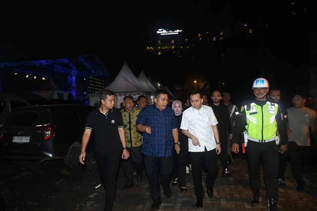 Penjabat (Pj) Wali Kota Tebing Tinggi, Dr. Moettaqien Hasrimi, S.STP, M.Si bersama istri dr. Dara Caprina yang juga merupakan Pj Ketua TP PKK Kota Tebing Tinggi, menghadiri acara Colorful Medan Carnival 2024 dalam rangka malam puncak HUT Kota Medan ke-434 di Lapangan Benteng, Kota Medan, Senin (1/7/2024).