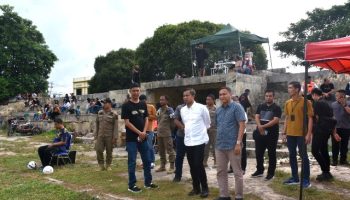 Penjabat (Pj.)Wali Kota Tebing Tinggi, Dr. Moettaqien Hasrimi, S.STP., M.Si bersama Ketua KONI (Komite Olahraga Nasional Indonesia) Kota, Anton, meninjau kondisi lapangan tempat rencana kegiatan sepakbola 'Fun Football', Jumat (5/7/2024).