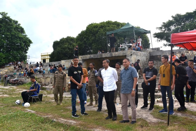 Penjabat (Pj.)Wali Kota Tebing Tinggi, Dr. Moettaqien Hasrimi, S.STP., M.Si bersama Ketua KONI (Komite Olahraga Nasional Indonesia) Kota, Anton, meninjau kondisi lapangan tempat rencana kegiatan sepakbola 'Fun Football', Jumat (5/7/2024).