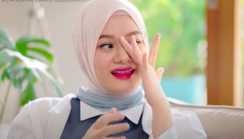 JATUH: Dinda Hauw dilarikan ke rumah sakit karena jatuh saat berkuda. Beruntung dia tidak mengalami cedera serius.
