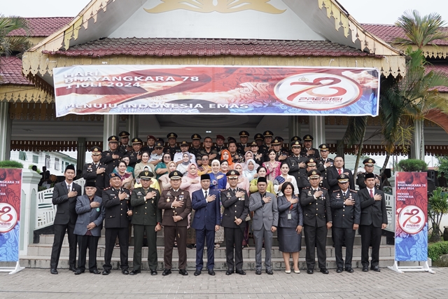 DSC06345 Penjabat (Pj.) Wali Kota Tebing Tinggi Dr. Moettaqien Hasrimi, S.STP., M.Si., dengan mengenakan PSL (Pakaian Sipil Lengkap), menghadiri peringatan HUT Bhayangkara ke-78 tahun, yang digelar Polres Tebing Tinggi di Lapangan Merdeka Jln. Dr. Sutomo, Kota Tebing Tinggi, Senin (1/7/2024),
