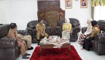 Pj. Wali Kota Tebing Tinggi Dr. Moettaqien Hasrimi, S.STP, M.Si didampingi Kepala Dinas Pendidikan dan Kebudayaan Idham Kalid Daulay, S.KM, M.Kes dan Kepala Dinas Perpustakaan dan Arsip Daerah Muhammad Fadly, S.Pd, M.Pd., menerima dan menyambut baik audiensi dari Pusat Bahasa Universitas Sumatera Utara (USU),
