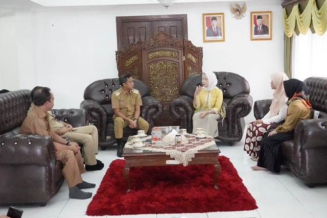 Pj. Wali Kota Tebing Tinggi Dr. Moettaqien Hasrimi, S.STP, M.Si didampingi Kepala Dinas Pendidikan dan Kebudayaan Idham Kalid Daulay, S.KM, M.Kes dan Kepala Dinas Perpustakaan dan Arsip Daerah Muhammad Fadly, S.Pd, M.Pd., menerima dan menyambut baik audiensi dari Pusat Bahasa Universitas Sumatera Utara (USU),