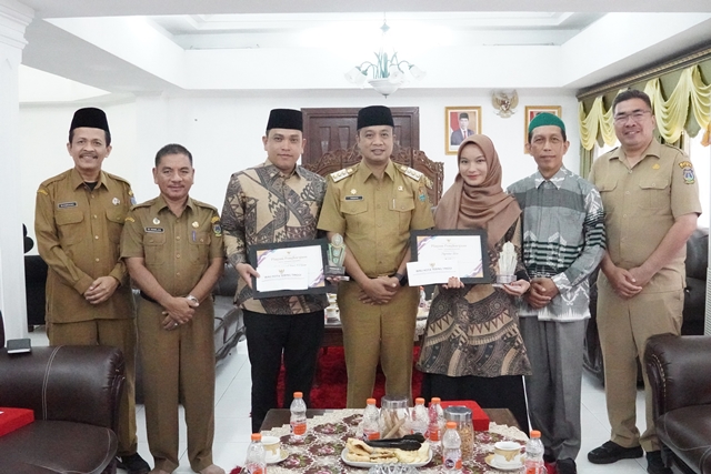 Penjabat (Pj) Wali Kota Tebing Tinggi, Dr. Moettaqien Hasrimi, S.STP, M.Si menyambut kedatangan kafilah asal Kota Tebing Tinggi yang memperoleh Juara 1 Musabaqah Tilawatil Qur’an (MTQ) Ke-39 tingkat Provinsi Sumatera Utara (Sumut)