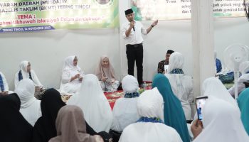 DSC07086_1 Penjabat (Pj) Wali Kota Tebing Tinggi, Dr. Moettaqien Hasrimi, S.STP. M.Si mengungkapkan, bahwa peran serta BKMT (Badan Kontak Majelis Taklim) tidak hanya berperan sebatas spiritual keagamaan saja, namun juga dapat berperan untuk me-recovery (pulihkan) ekonomi keluarga.