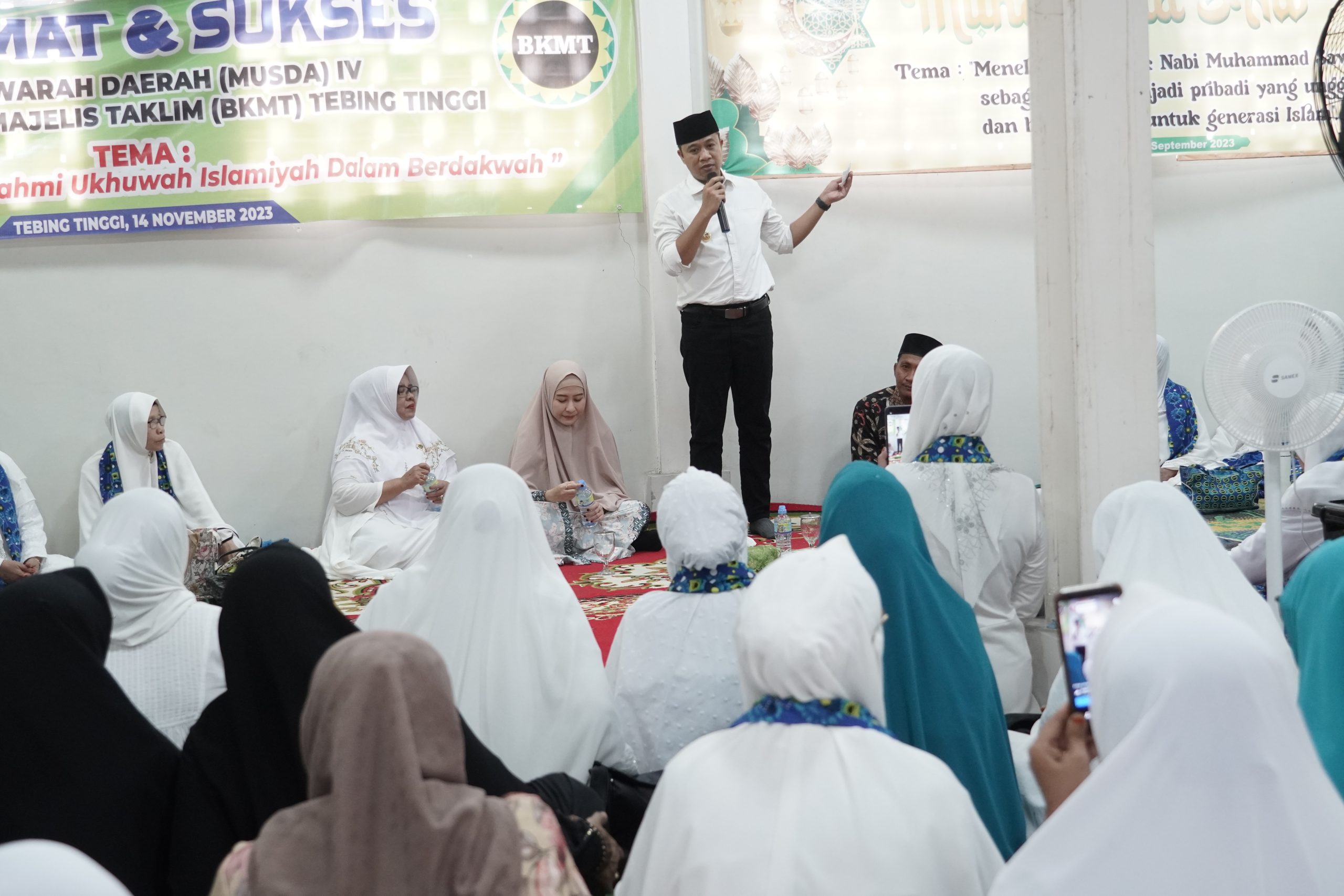 DSC07086_1 Penjabat (Pj) Wali Kota Tebing Tinggi, Dr. Moettaqien Hasrimi, S.STP. M.Si mengungkapkan, bahwa peran serta BKMT (Badan Kontak Majelis Taklim) tidak hanya berperan sebatas spiritual keagamaan saja, namun juga dapat berperan untuk me-recovery (pulihkan) ekonomi keluarga.
