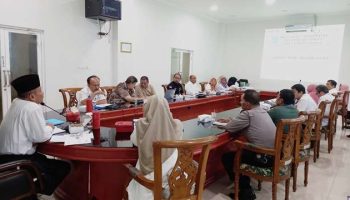 PEMKO TEBING TINGGI GELAR RAKOR TPID Pemerintah Kota (Pemko) Tebing Tinggi melalui Bagian Perekonomian dan SDA Setdako menggelar rakor (rapat koordinasi) TPID (Tim Pengendali Inflasi Daerah) Kota Tebing Tinggi bulan Juli 2024, Rabu (10/7/2024) di ruang Mawar lantai III gedung Balai Kota Jln. Dr. Sutomo No. 14.