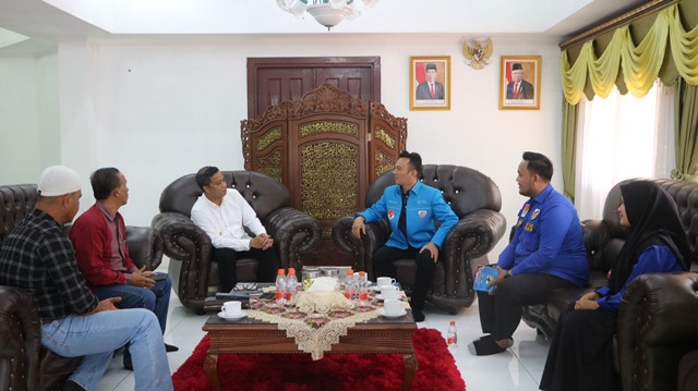 WhatsApp Image 2024-07-05 at 15.49.04 Pj. Wali Kota Tebing Tinggi Dr. Moettaqien Hasrimi, S.STP, M.Si menerima dan menyambut baik audiensi KNPI (Komite Nasional Pemuda Indonesia) Kota Tebing Tinggi di Rumah Dinas Wali Kota, Jumat (5/7/2024)
