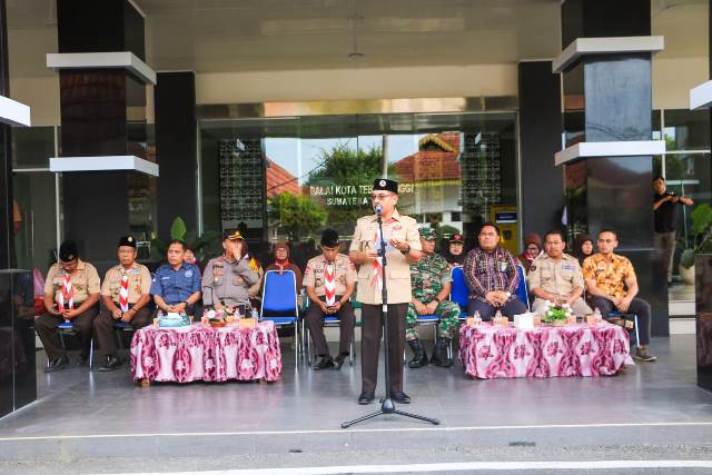 WhatsApp Image 2024-07-26 at 17.10.36 Pelepasan Bendera Kirap Tangkal Napza Parade Kota, Plt. Sekda Kota Tebing Tinggi Berharap Gerakan Pramuka Mampu Mengambil Peran Secara Nyata Cegah Peredaran dan Penyalahgunaan Narkoba