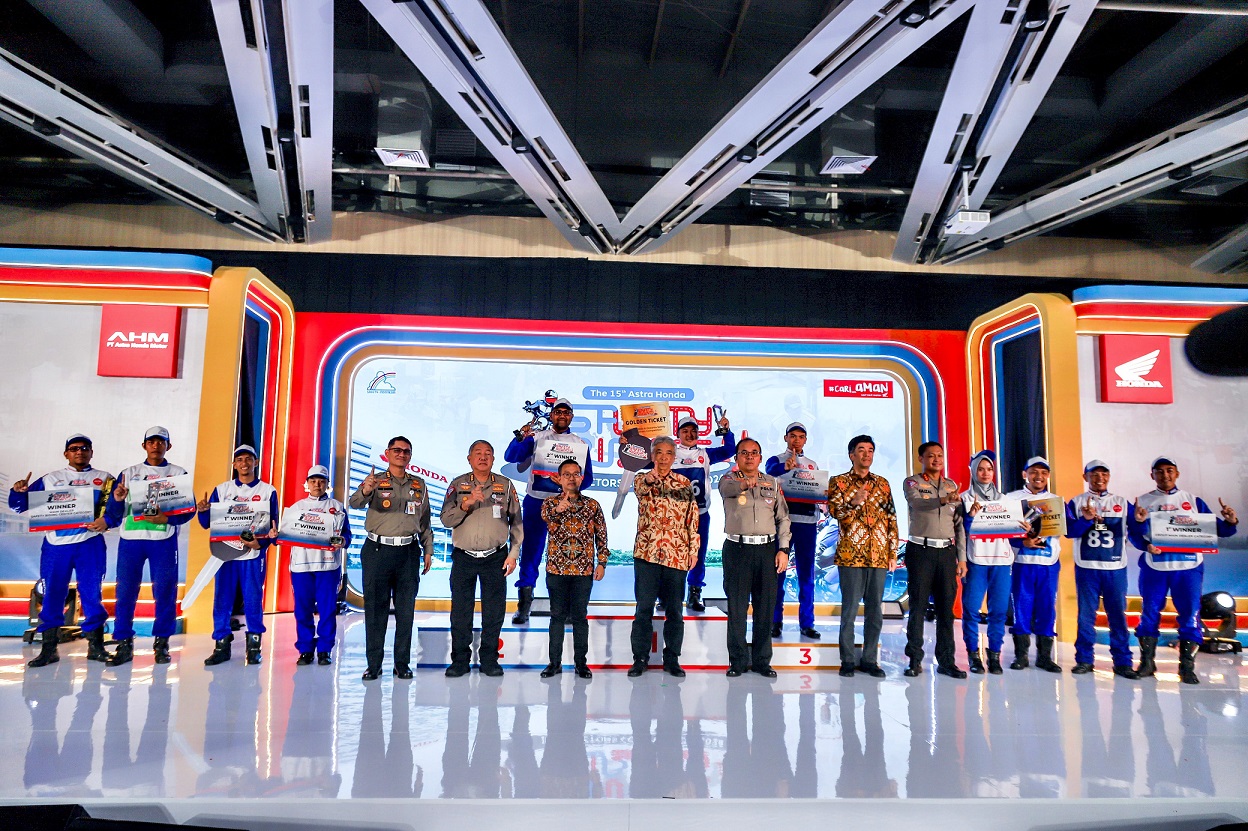cbf7697f-984d-4881-b70a-0f926e456913 (Kiri ke kanan) KBP Arief Bahtiar, S.I.K., M.M - Kasubdit Standar Cegah dan Tindak Ditkamsel Korlantas Polri, KBP Drs. Ari Subiyanto, M.Si - Kasubdit Jemenopsrek Ditkamsel Korlantas Polri, Octavianus Dwi - Direktur Marketing AHM, Susumu Mitsuishi - President Director AHM, KBP Hotman Sirait, S.Ik, S.H. - Kasubdit Laka Ditgakum Korlantas Polri, Naoki Kajino - Marketing Director AHM, dan KBP Faizal, S.I.K., M.H. - Kasubditwal dan PJR Ditgakkum Korlantas Polri berfoto bersama selepas memberikan hadiah bagi para pemenang The 15th Astra Honda Safety Riding Instructor Competition di Deltamas (4/7).