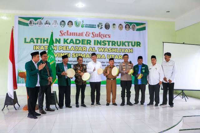 Selepas mengikuti Rapat Paripurna HUT Kota Tebing Tinggi ke 107 tahun, Pelaksana Tugas (Plt.) Sekretaris Daerah (Sekda) Kota Tebing Tinggi H. Kamlan Mursyid, S.H., M.M. membuka Pelatihan Kader Instruktur Ikatan Pelajar Al Washliyah Sumatera Utara tahun 2024, Senin, (01/07/24) di aula Sekolah Al Washliyah lantai 2, Kota Tebing Tinggi.