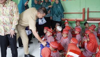 Penjabat Wali Kota Tebing Tinggi Bersama Sekretaris TP PKK Provinsi Sumut Bagikan Bingkisan ke Sekolah PAUD