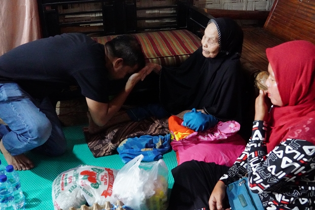 Kunjungi Warga Sakit Berkepanjangan, Pj Wali Kota Tebing Tinggi Serahkan Bantuan