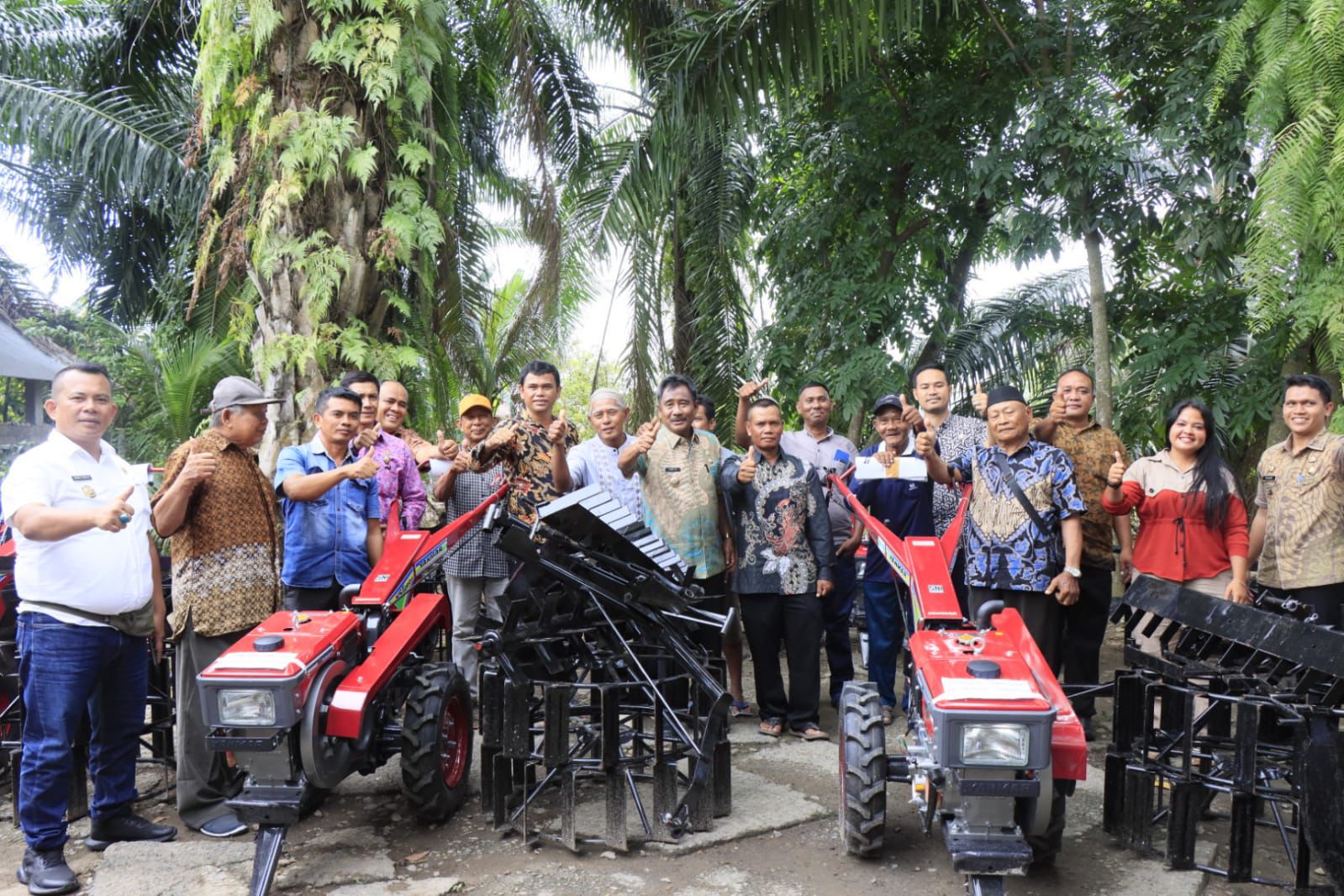 Dorong Kemajuan Sektor Pertanian, Wali Kota Binjai Serahkan Alat Mesin Pertanian Untuk Kelompok Tani