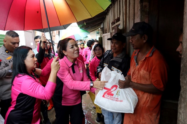Plt. Sekda Kota Tebing Tinggi Bersama Kapolres Dampingi Ketua PD Bhayangkari Sumut Serahkan Bantuan Sosial Kepada Korban Banjir