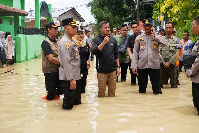 53764476-163f-4ef9-a953-bfd3bfc59255 Gerak Cepat Tangani Masalah Banjir Yang Tak Kunjung Surut, Pj. Wali Kota Tebing Tinggi Upayakan Korban Banjir Tidak Kelaparan Dan Ikut Turun Langsung Evakuasi Ibu Hamil Yang Terjebak Banjir