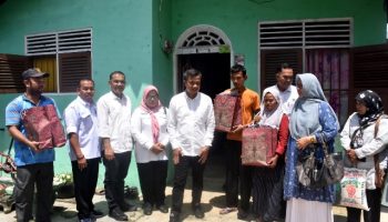 92798ae0-e3cf-42b5-ad2c-4f0202806ffd Pj. Wali Kota Tebing Tinggi Kunjungi Anak Putus Sekolah, Beri Bantuan Untuk Kembali Bersekolah