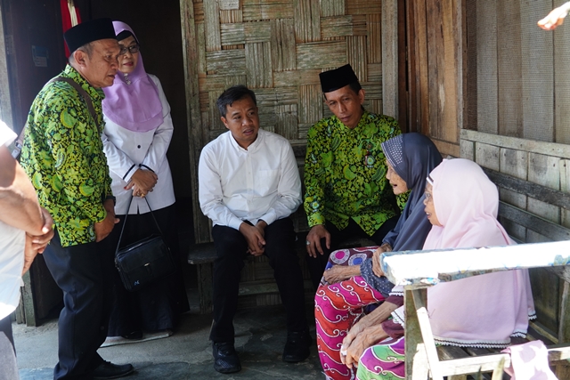 DSC03693 Penjabat Wali Kota Tebing Tinggi Bersama Baznas Berikan Bantuan Kepada 3 Warga Fakir Miskin Lansia