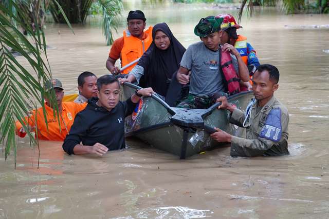 Pj. Wali Kota Tebing Tinggi Ikut Turun Langsung Evakuasi Ibu Hamil Yang Terjebak Banjir