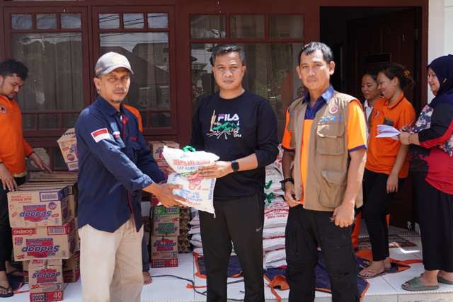 Pj Wali Kota Tebing Tinggi Salurkan Bantuan Kepada Korban Banjir