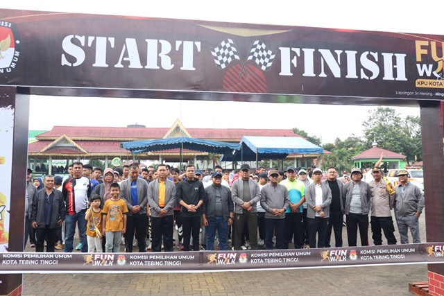 7d316e8b-d1f0-4b92-b949-6e21bfeae80c Sosialisasikan Pilkada Kota Tebing Tinggi Sukses, Pj. Wali Kota Ikuti Fun Walk Bersama KPU Dan Forkopimda