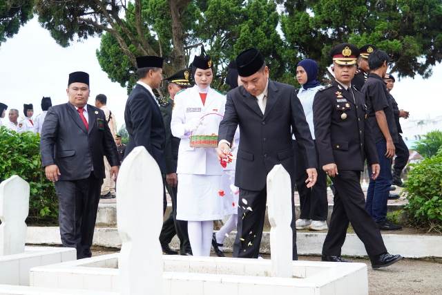 PERINGATI PERISTIWA 13 DESEMBER 1945 DI KOTA TEBING TINGGI, PJ. WALI KOTA BERHARAP SEMANGAT BARU UNTUK IMPLEMENTASIKAN NILAI KEPAHLAWANAN Peringati Peristiwa 13 Desember 1945 Di Kota Tebing Tinggi, Pj. Wali Kota Berharap Semangat Baru Untuk Implementasikan Nilai Kepahlawanan