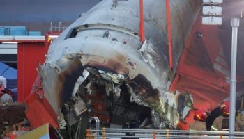 upaya-dilakukan-untuk-mengangkat-puing-puing-pesawat-yang-tergeletak-di-tanah-setelah-keluar-landasan-dan-jatuh-di-bandara-int_169