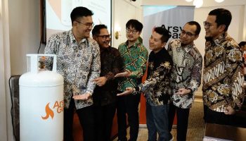 Photo (1) (Ki-ka) Andryan Rahman Sunaryo, Jajaran Direksi PT ARSynergy NiX Indonesia - Ir. Achmad Harijanto, Presiden Direktur/Direktur Utama PT ARSynergy NiX Indonesia - Wataru Yoshio, Presiden Komisaris PT ARSynergy NiX Indonesia - Bambang Jajaran Direksi PT ARSynergy NiX Indonesia - Anthony Rahmat Sunaryo, Jajaran Direksi PT ARSynergy NiX Indonesia - Azhar Risyad Sunaryo, Komisaris PT ARSynergy NiX Indonesia