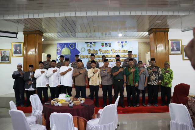 3e9bce57-573a-4c75-87f5-6b9ef61daf0a Wali Kota Tebing Tinggi Hadiri Buka Puasa Bersama TNI-POLRI dan Forkopimda di Mapolres