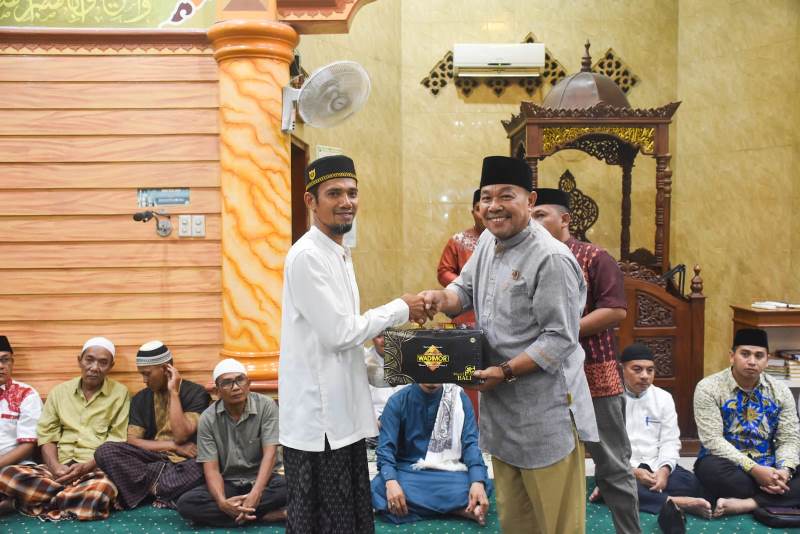 Safari Ramadhan, Wakil Wali Kota Tebing Tinggi Laksanakan Salat Isya Dan Tarawih Bersama Warga di Masjid Taqwa