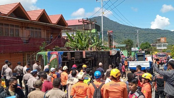 bus-als-sedang-dievakuasi-oleh-gabungan-petugas-di-padang-panjang-pada-kecelakaan-itu-menyebabkan-12-orang-tewas-dan-23-orang--1746523673958_169