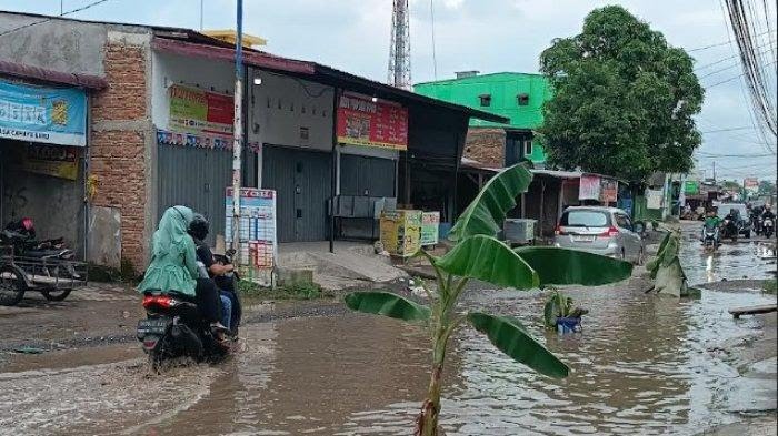 Pengendara-motor-melintas-di-jalan-rusak-di-kawasan-Desa-Sunggal-Kanan-Kecamatan-Sunggal