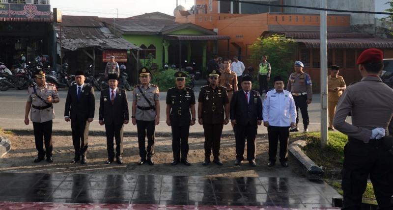 Tanpa Judul Peringati Hari Bhayangkara Ke-79, Wakil Wali Kota Tebing Tinggi Bersama Forkopimda Ziarah dan Tabur Bunga Di Makam Pahlawan