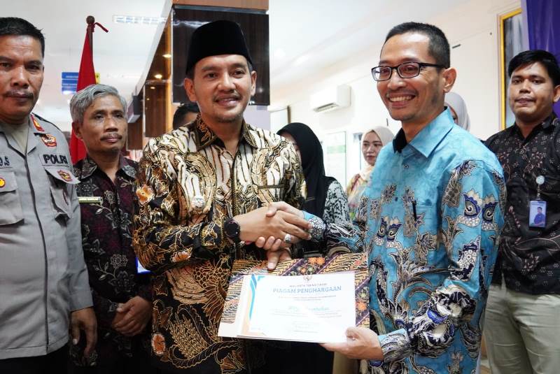 Tanpa Judul1 Serahkan Penghargaan Pelayanan Publik dan Kepatuhan LKPM, Wali Kota Tebing Tinggi : Tetap Konsisten Hadirkan Pelayanan Yang Lebih Baik, Inovatif, Dan Manusiawi
