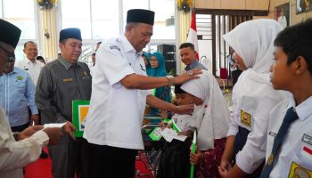 Bupati Langkat Syah Afandin mendistribusikan Dana Baznas Langkat Triwulan II Tahun 2025 ke para mustahik, Rabu (9/7/25) di Jentera Malay, Rumah Dinas Bupati Langkat. (posmetro)