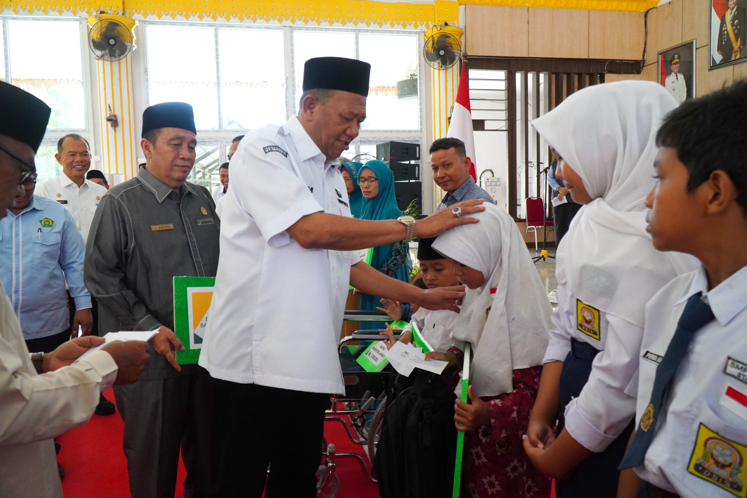 Bupati Langkat Syah Afandin mendistribusikan Dana Baznas Langkat Triwulan II Tahun 2025 ke para mustahik, Rabu (9/7/25) di Jentera Malay, Rumah Dinas Bupati Langkat. (posmetro)