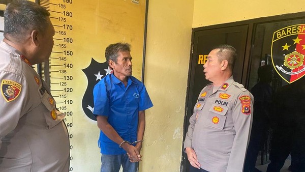kapolsek-medan-labuhan-kompol-tohap-sibuea-saat-menginterogasi-pelaku-dok-polsek-medan-labuhan-1753535474488_169