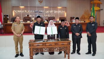 Surat Keputusan dan Berita Acara Persetujuan Bersama P-APBD Langkat 2025 ditandatangani Kepala Daerah dan Pimpinan DPRD Langkat, Selasa (26/8/25) di Stabat. (posmetro)