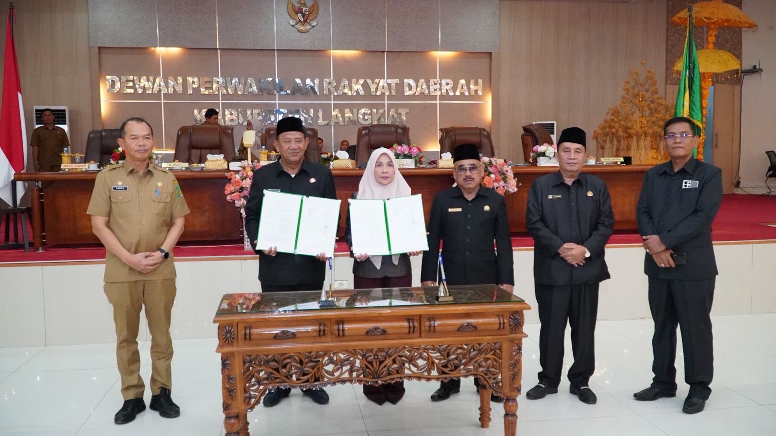 85b464a9-68a6-4e04-bf69-238564cf0c6f Surat Keputusan dan Berita Acara Persetujuan Bersama P-APBD Langkat 2025 ditandatangani Kepala Daerah dan Pimpinan DPRD Langkat, Selasa (26/8/25) di Stabat. (posmetro)