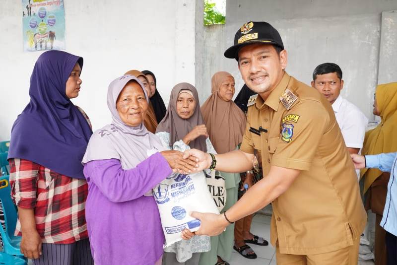 Tanpa Judul3 Penyerahan Bantuan Beras Madani, Wali Kota Tebing Tinggi Harap Bisa Ringankan Beban
